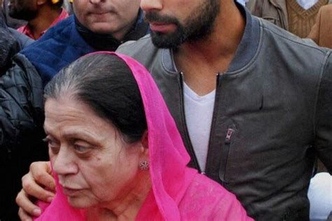 India Test Captain Virat Kohli Wishes Mother Saroj on Birthday - News18