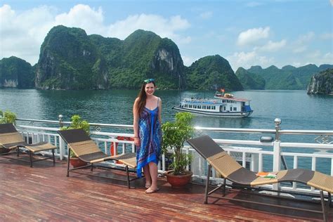 Best Halong Bay Cruise For Backpackers [+6 Discount Tips]