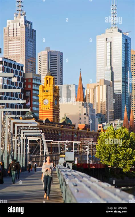 Queensbridge over the Yarra River, downtown Melbourne, Australia Stock ...