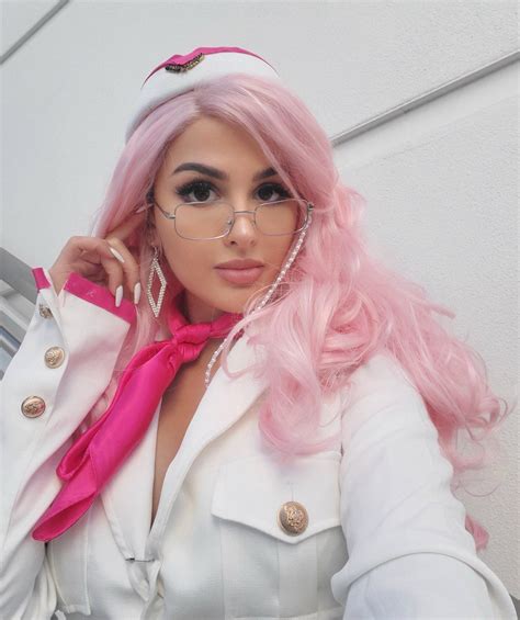 Sssniperwolf cosplays