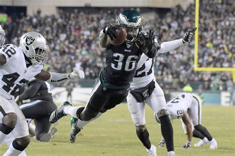 Eagles survive ugly game vs. Raiders, 19-10, to secure home-field ...