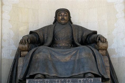 Sitzende Statue von Dschingis Khan vor d - Unbekannter Künstler als Kunstdruck oder Gemälde.