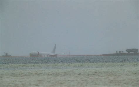 U.S. Navy plane overshoots runway and goes into Kaneohe Bay | Honolulu ...