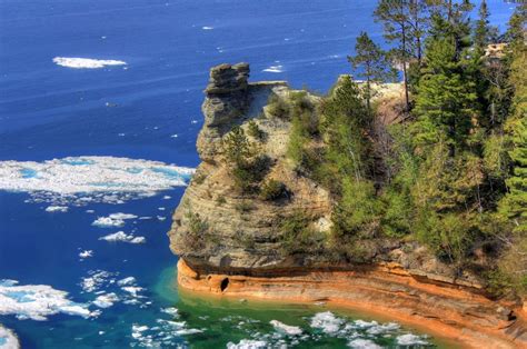 La impresionante caída de un acantilado sobre el Lago Superior - La Opinión