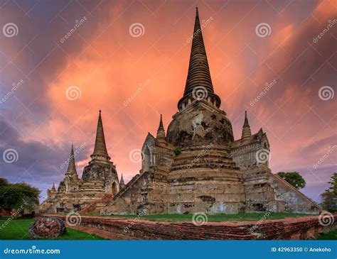 Sunset at Wat Chaiwatthanaram Editorial Image - Image of monument, overgrown: 42963350