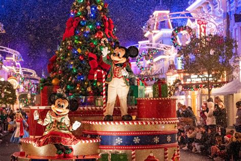 Disney Parks Holiday Events 2023: What to Know - Parade