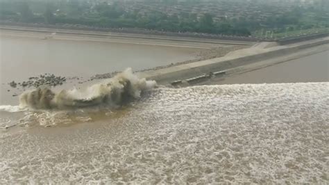 Spectacular tidal bore along Qiantang river mesmerizes thousands in ...