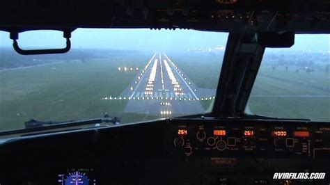 Boeing 737 cockpit landing - YouTube