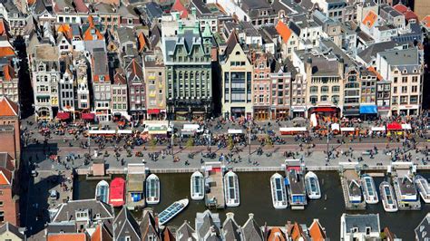 One of Europe's busiest streets: Damrak in Amsterdam | Heavenly Holland