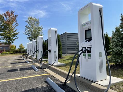 Study: 1,104 new EV fast-charging stations will meet 50-mile interval