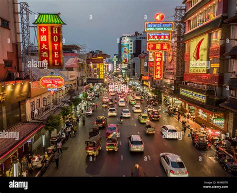 Yaowarat Road in Chinatown, Bangkok, Thailand, 27. März 2018 ...