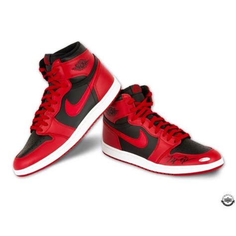 Michael Jordan Autographed Nike Air Jordan 1 Retro High 85 Varsity Red ...