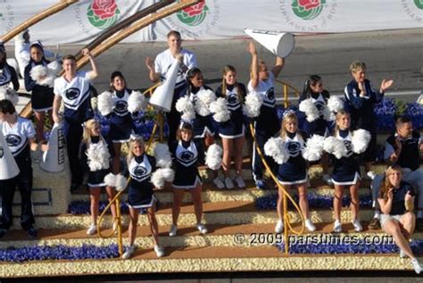 Penn State Cheerleaders & Band Members marching on the Rose Parade