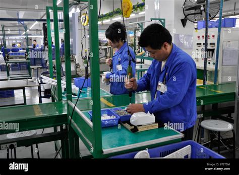 Chinese factory workers hi-res stock photography and images - Alamy