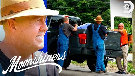 Detective Corners Mark & Digger! | Moonshiners - YouTube