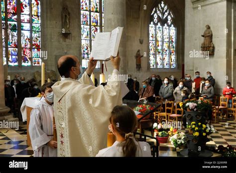 Sunday mass in Saint Nicolas's church, Beaumont-le-Roger, Eure, France. Gospel Stock Photo - Alamy