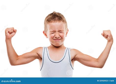 Garçon De Sourire D'enfant De Sport Montrant La Puissance De Muscles De ...