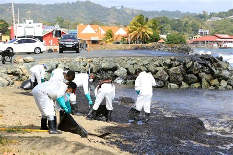 Tobago oil spill caused by sunken boat worsens - Trinidad Guardian