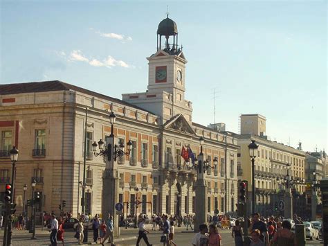 File:Vista lateral de la Puerta del Sol de Madrid.jpg