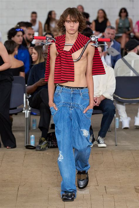 JW Anderson Spring 2023 Menswear Fashion Show | Vogue