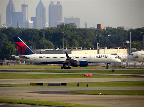 File:Delta plane and Atlanta skyline.jpg - Wikimedia Commons