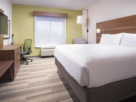 Chattanooga Hotel near Aquarium | Holiday Inn Express & Suites ...