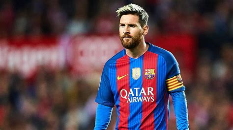 Lionel messi lleva un vestido deportivo rojo azul en el de la audiencia ...