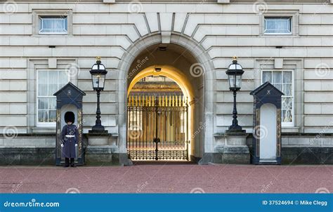 Horse Guards Soldier Outside Buckingham Palace Editorial Stock Image ...