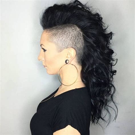 iro stylen lange haare seiten rasiert locken #hairstyles | Long hair shaved sides, Long hair ...