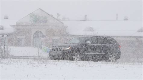 Snow falls on Sheboygan and slows travel