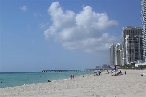 File:Beach-sunny-isle-miami-beach.JPG - Wikipedia