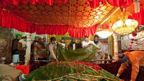 Nizamuddin Auliya Dargah mausoleum | Wall Street International Magazine