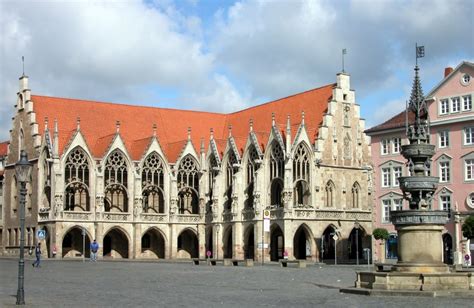 File:Braunschweig Altstadtrathaus mit Brunnen.jpg - Wikimedia Commons