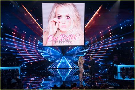 Carrie Underwood Returns to 'American Idol' as a Mentor, Performs 'Cry ...