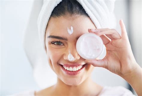 What Kind of Moisturizer to Use for Oily Skin? - eMediHealth