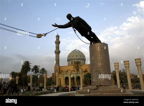 Statue president saddam hussein hi-res stock photography and images - Alamy