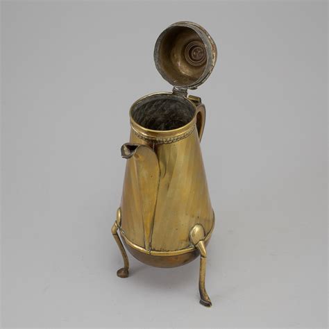 A 18th century brass pot. - Bukowskis