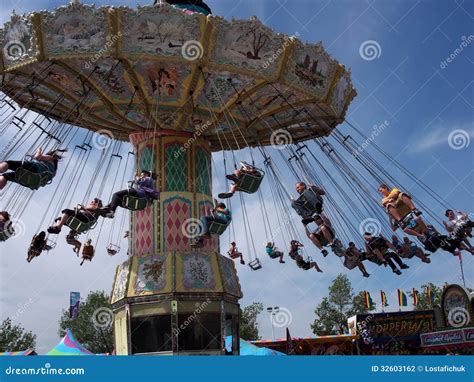 Giant Swing Ride At Edmonton Albesrta K-Days 2013 Editorial Photography - Image: 32603162