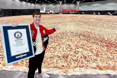 Pizza Hut obtient le record du monde avec une pizza de 1300 m²