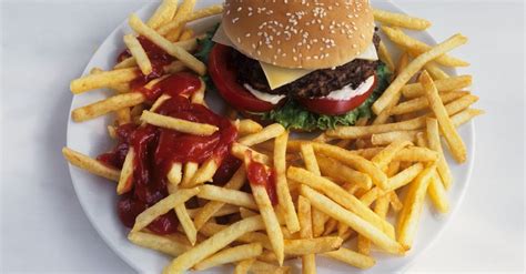 Cheeseburger mit Pommes frites Rezept | EAT SMARTER