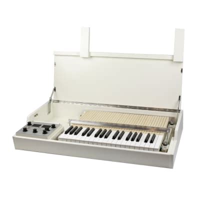 Mellotron M4000D Keyboard with 100 Mellotron and Chamberlin | Reverb