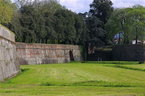 Biking on Lucca's Walls - Italy Beyond The Obvious