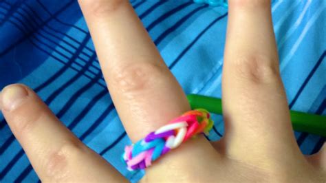 Make a Rainbow Loom Fishtail Ring - DIY Style - Guidecentral - YouTube