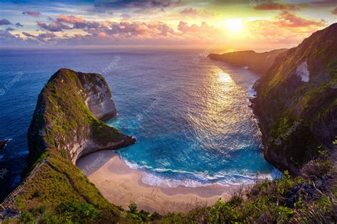 Premium Photo | Kelingking Beach at sunset in Nusa Penida island, Bali, Indonesia.