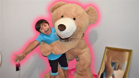 GIANT TEDDY BEAR SCARE PRANK ON KID!! - YouTube