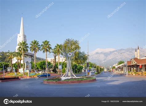 KEMER, TURKEY - AUGUST 16, 2017: Kemer town center – Stock Editorial Photo © amphoto #186253256