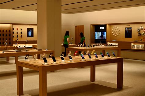 ₹40 Lakh Rent, A Pickup Station & Others Things To Know About The Apple Saket Store - ScoopWhoop