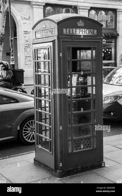 Traditional phonebooth at London Stock Photo - Alamy