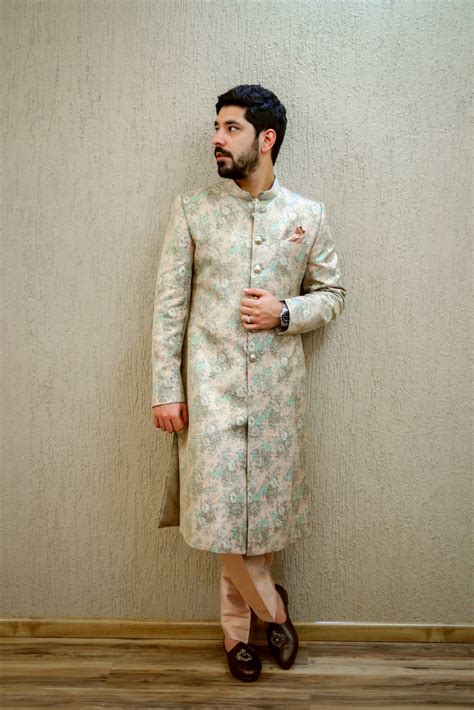 Gorgeous Kashmiri Wedding With Stunning Bride & Groom Outfits! | WedMeGood