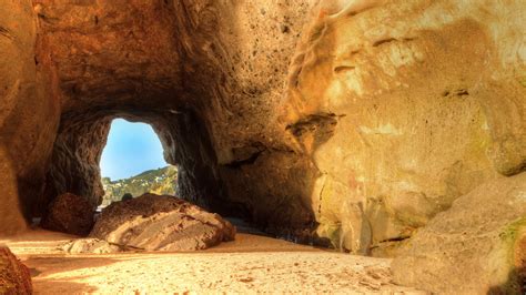 Everything You Need to Know About Sunset Cliffs Cave - Getaway Couple